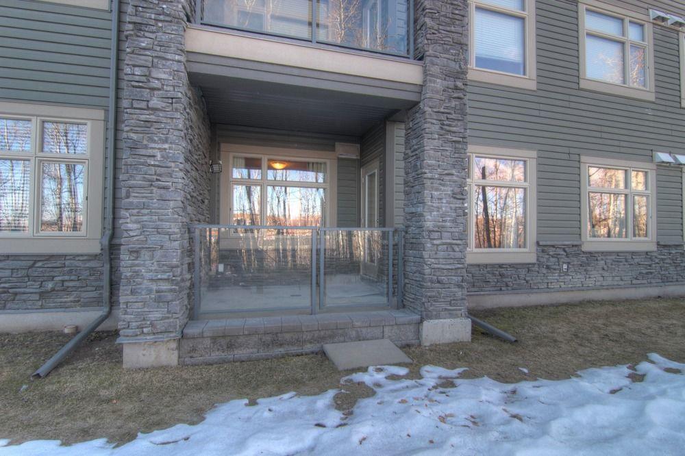Pinnacle Inn & Suites Aspen YYC Екстериор снимка