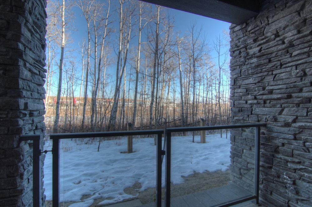 Pinnacle Inn & Suites Aspen YYC Екстериор снимка