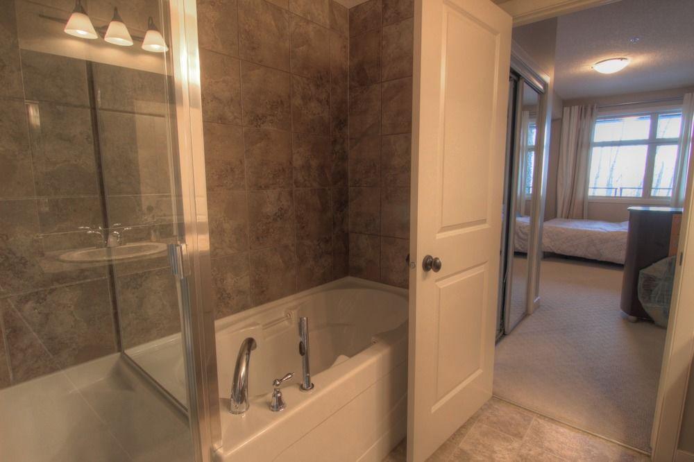 Pinnacle Inn & Suites Aspen YYC Екстериор снимка