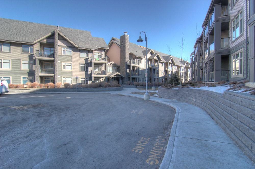 Pinnacle Inn & Suites Aspen YYC Екстериор снимка