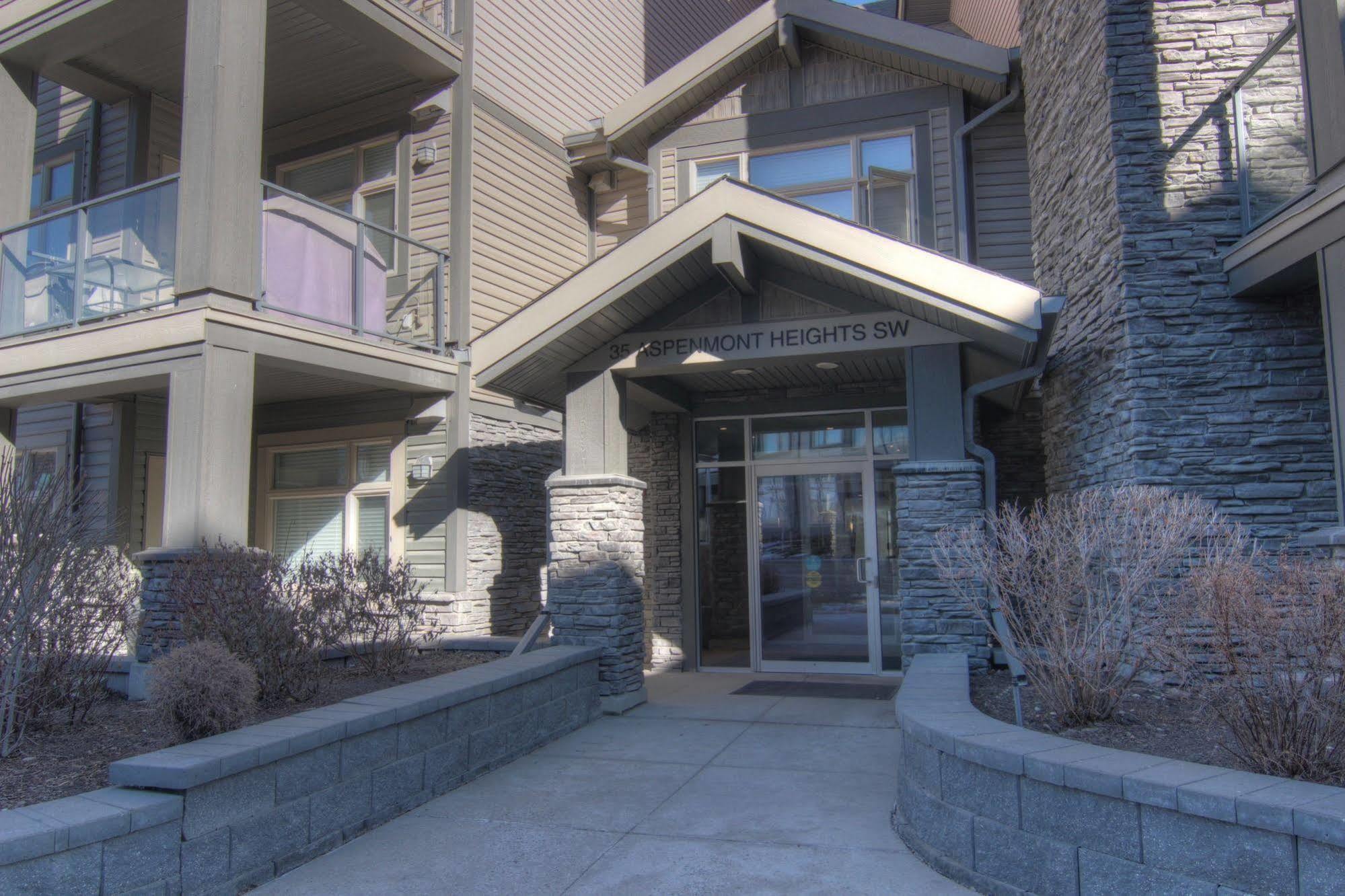 Pinnacle Inn & Suites Aspen YYC Екстериор снимка