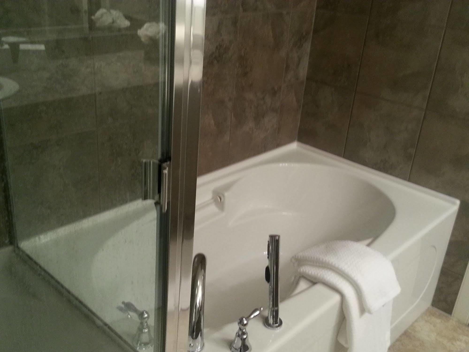 Pinnacle Inn & Suites Aspen YYC Екстериор снимка