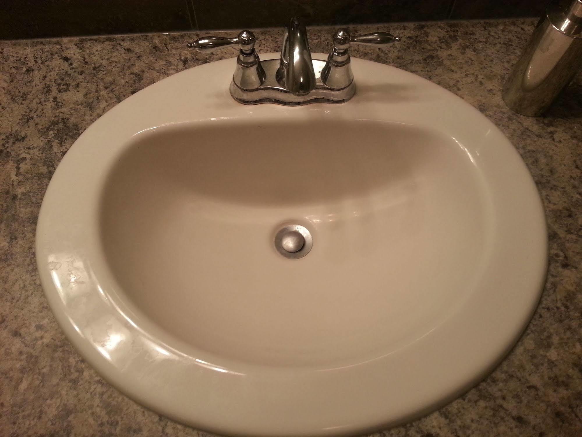 Pinnacle Inn & Suites Aspen YYC Екстериор снимка