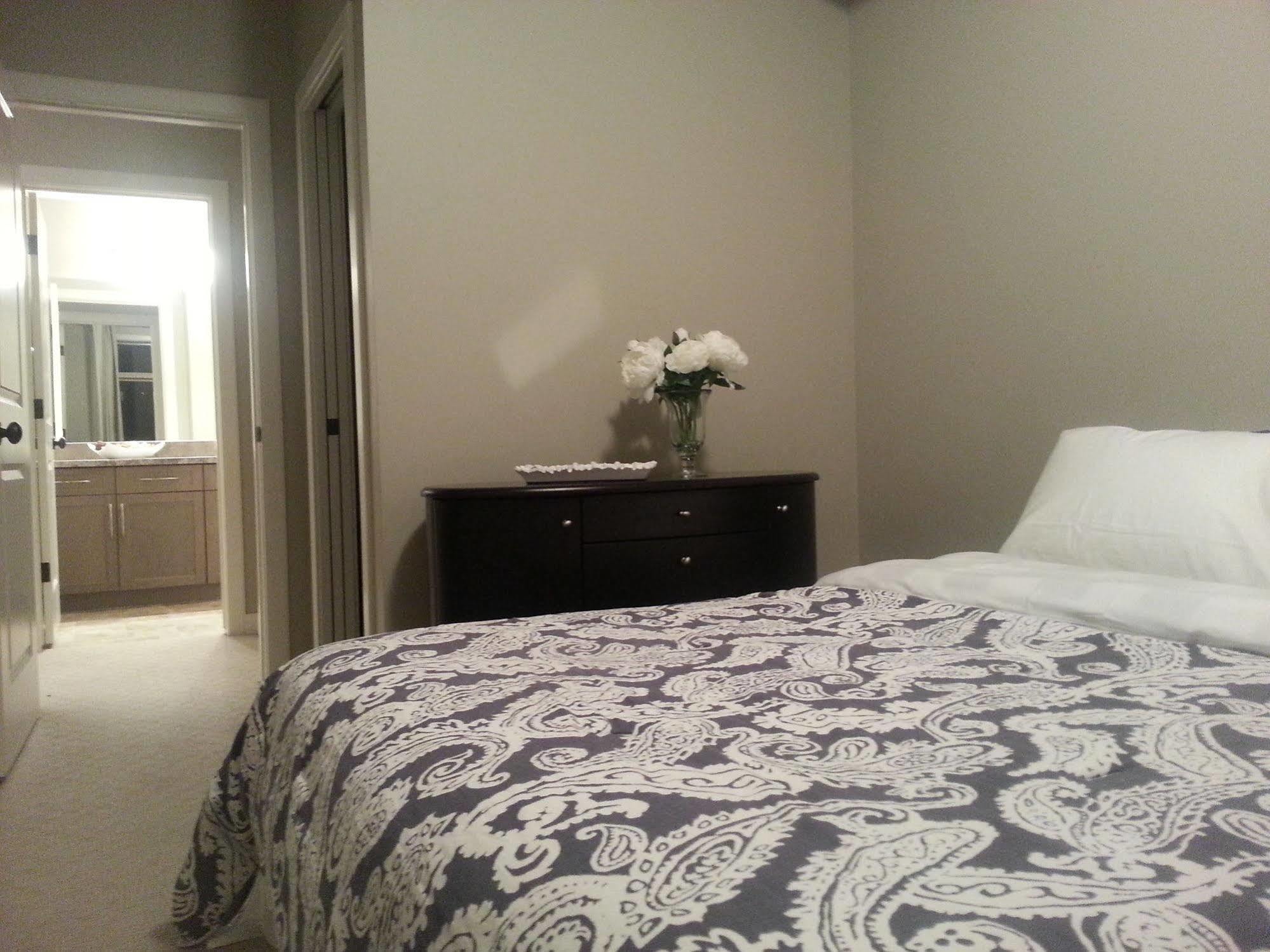 Pinnacle Inn & Suites Aspen YYC Екстериор снимка